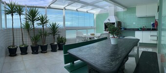 Duplex penthouse facing the sea with a glazed gourmet terrace and breathtaking views.