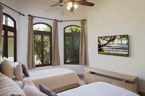 5 Schlafzimmer, Schreibtisch, Reisekinderbett, WLAN