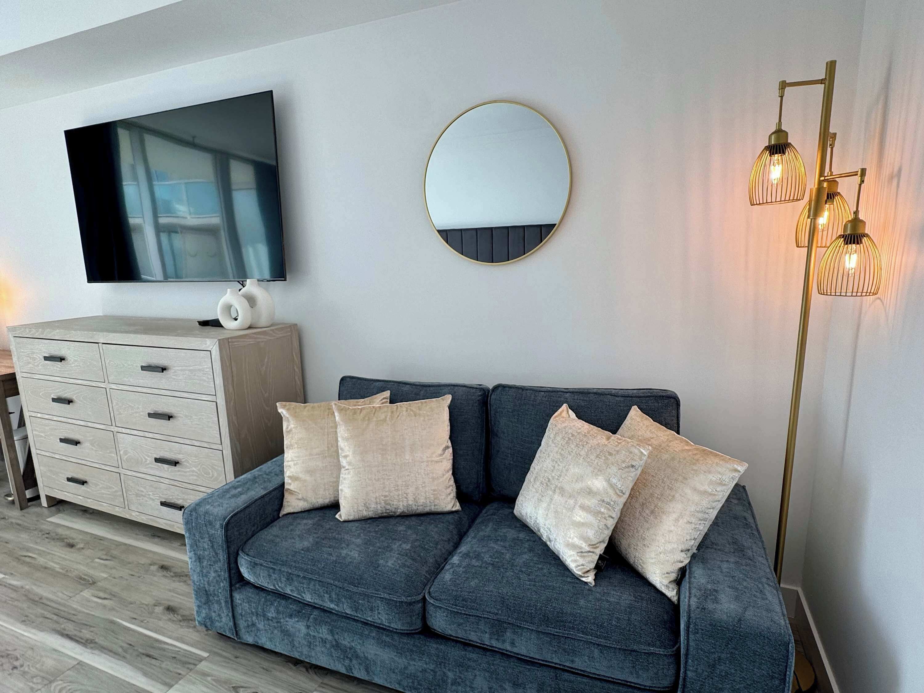 Televisión y oficina 