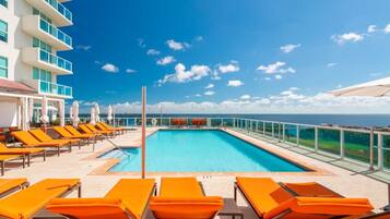 Alberca al aire libre y alberca climatizada