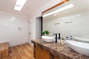 Ducha, secador de pelo, toallas, jabón