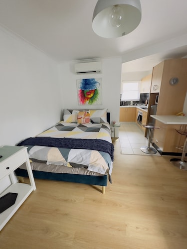 セントキルダにある明るく清潔なワンルームアパートメント（WIFI付き） 