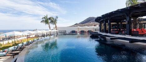 Outdoor pool, an infinity pool
