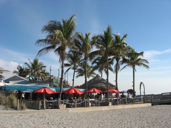Beach nearby, sun loungers, beach towels