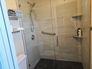 Badewanne, Haartrockner, Handtücher, Seife