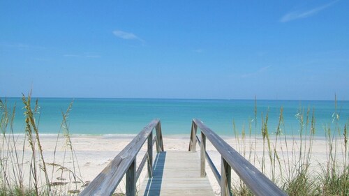 Circle Drive Venice Island Pool Home a Short Walk To Your Own Private Beach!