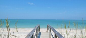 Circle Drive Venice Island Pool Home a Short Walk To Your Own Private Beach!