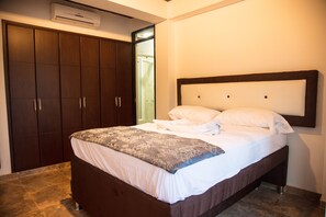 7 bedrooms, bed sheets