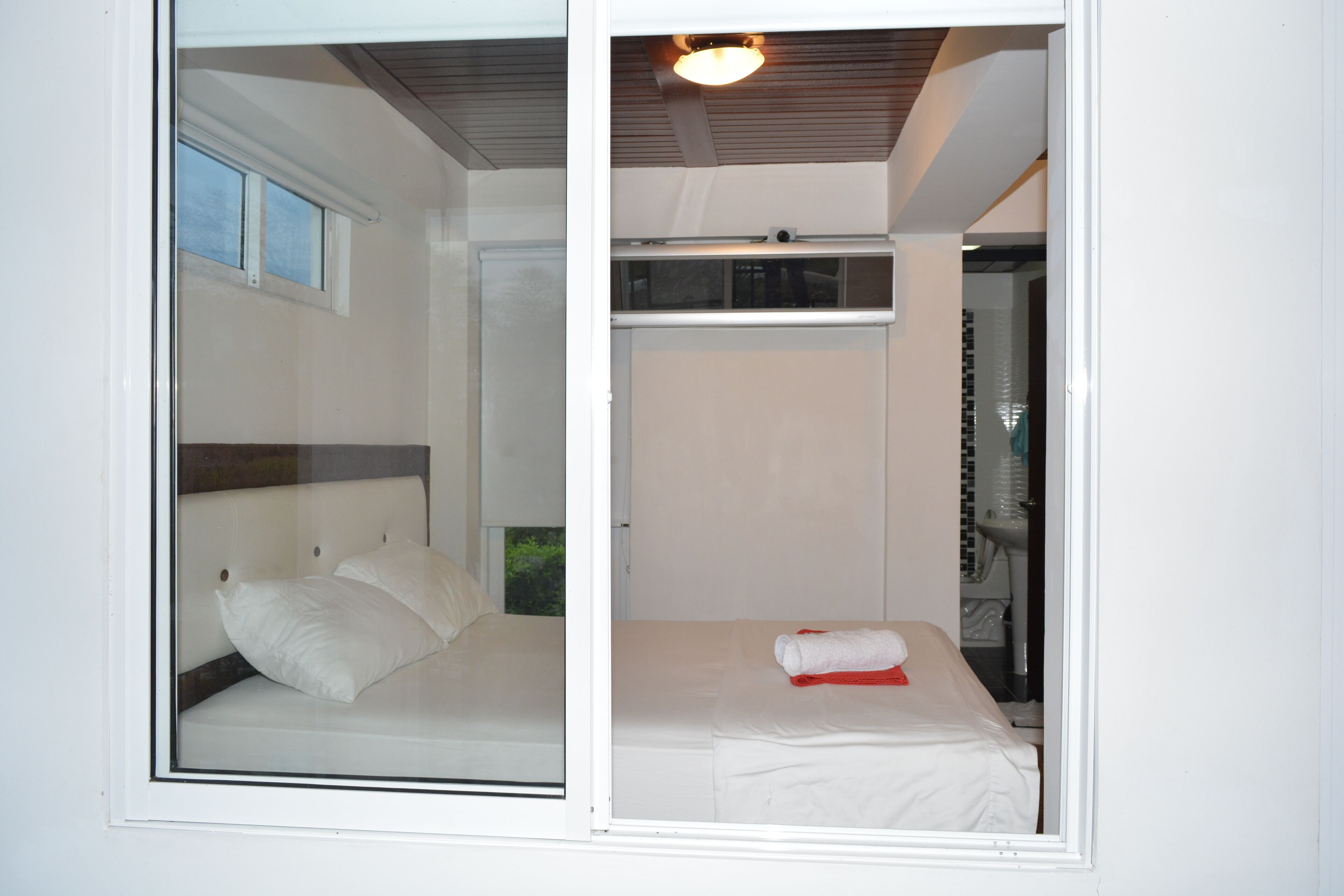 7 bedrooms, bed sheets