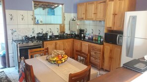Geladeira, micro-ondas, fogão, cooktop