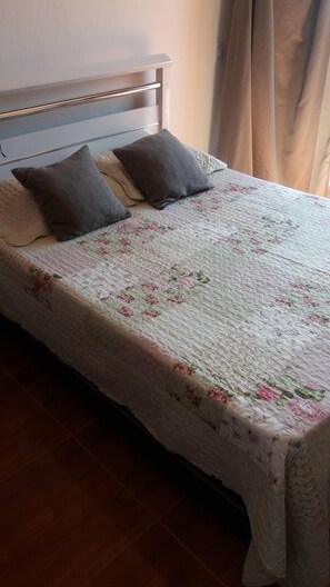 2 quartos, ferros/tábuas de passar roupa, Wi-Fi, roupa de cama