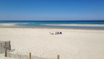 Aurinkotuoleja, rantapyyhkeitä