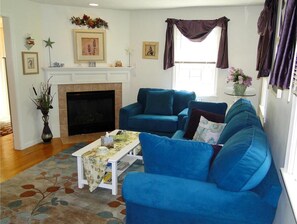 Smart-TV, Kamin, DVD-Player, Bücher