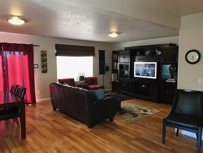 Smart-tv, dvd-spelare, böcker och ett filmbibliotek