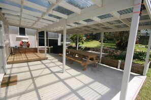 Outdoor dining - Leigh Family Bach - Your perfect spot for a family getaway in the heart of Leigh (Leigh)