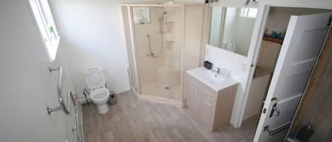 Douche, sĂšche-cheveux, serviettes fournies, papier toilette
