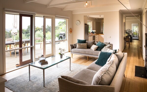 TV - Relaxing Hanging Rock Farm Escape.... (Woodend)