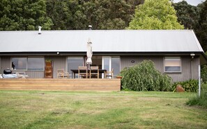 Outdoor dining - Relaxing Hanging Rock Farm Escape.... (Woodend)