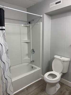 Combined shower/tub, hair dryer, towels