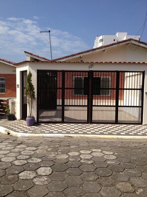 Exterior - HOUSE ON MONGAGUÁ BEACH.  (Mongaguá)