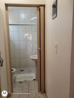 Shower, toilet paper - HOUSE ON MONGAGUÁ BEACH.  (Mongaguá)