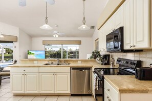 冷蔵庫、電子レンジ、オーブン、食器洗い機