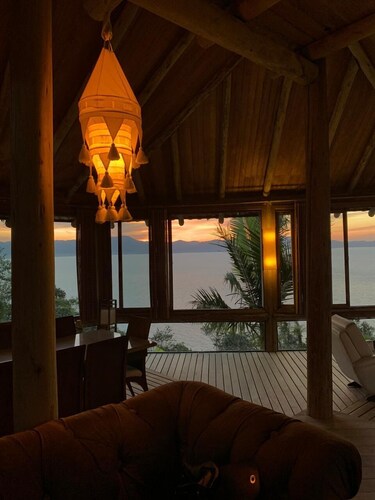 House with 5 suites with spectacular views to the sea!