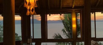 House with 5 suites with spectacular views to the sea!