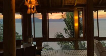 House with 5 suites with spectacular views to the sea!