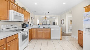 Kjøleskap, mikrobølgeovn, ovn og kokeplater