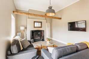 TV, fireplace, DVD player - 1830's KippilawLuxurious Stonehouse (Parkesbourne)