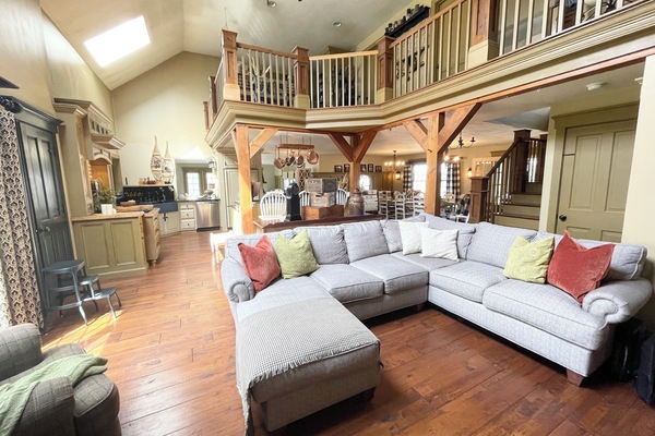 Een televisie en een open haard