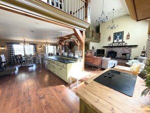 Interior - Sleeps 15 • Pool • World Cup 2026 • Retreat (Brimfield)