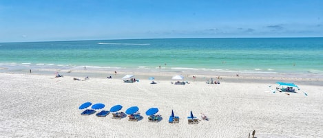 På stranden