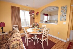 Dining - 714 Ironwood - Barefoot Resort Rentals (North Myrtle Beach)