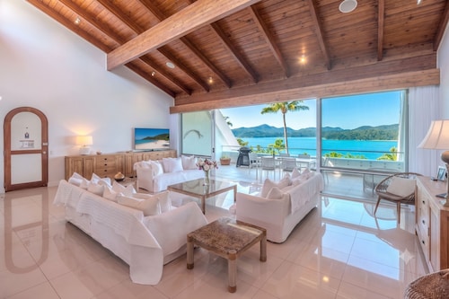 Bella Vista East 9: 2 bedroom oceanview apartment with golf buggy
