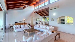 TV - Bella Vista East 9: 2 bedroom oceanview apartment with golf buggy (Hamilton Island)