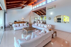 TV - Bella Vista East 9: 2 bedroom oceanview apartment with golf buggy (Hamilton Island)
