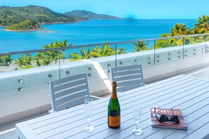 Outdoor dining - Bella Vista East 9: 2 bedroom oceanview apartment with golf buggy (Hamilton Island)