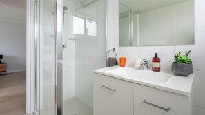 Dusche, Haartrockner, Handtücher