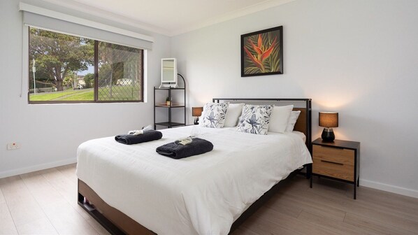 2 bedrooms, travel cot, WiFi, bed sheets - Miami Kiama - positioned in the centre of the Kiama township (Kiama)