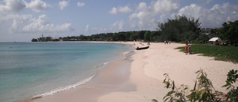 Playa en los alrededores y toallas de playa