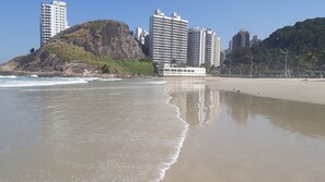 Beach nearby - Cozy apartment, 02 bedrooms, 500 m from Enseada beach, Guarujá/SP.  (Guarujá)