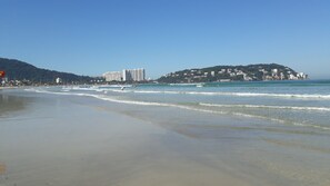 Beach nearby - Cozy apartment, 02 bedrooms, 500 m from Enseada beach, Guarujá/SP.  (Guarujá)