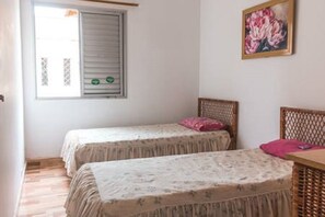 2 bedrooms, iron/ironing board, bed sheets - Cozy apartment, 02 bedrooms, 500 m from Enseada beach, Guarujá/SP.  (Guarujá)