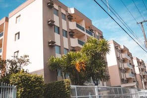 Exterior - Cozy apartment, 02 bedrooms, 500 m from Enseada beach, Guarujá/SP.  (Guarujá)