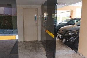 Exterior detail - Cozy apartment, 02 bedrooms, 500 m from Enseada beach, Guarujá/SP.  (Guarujá)