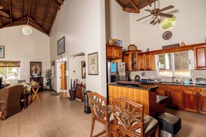 Jääkaappi, mikroaaltouuni, uuni, liesi