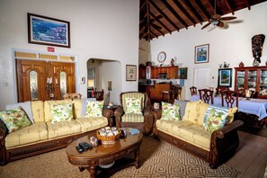 Flat-screen TV, DVD player, video library, stereo - Best views full ocean, fully equipped Villa with pool, gym & small gift reserved (Marigot Bay)