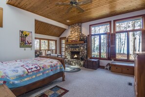 5 bedrooms, iron/ironing board, free WiFi, bed sheets